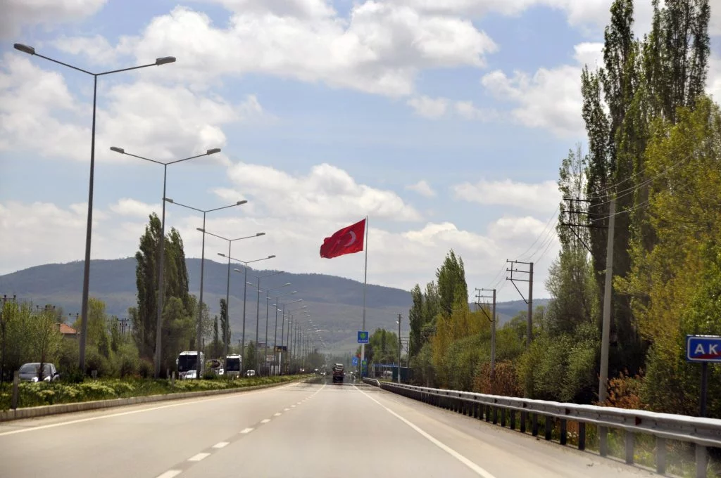 Флаг Турции над дорогой Анталья - Стамбул